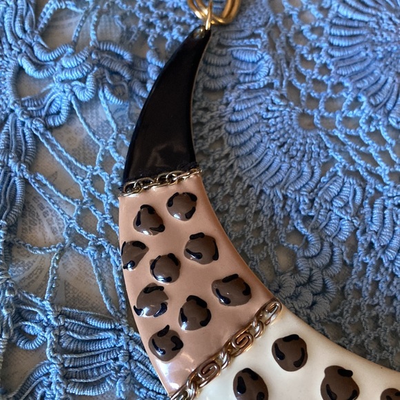 NECKLACE, goldtone chain w/tan, brown, blk & wh. animal design $29 - Picture 5 of 7